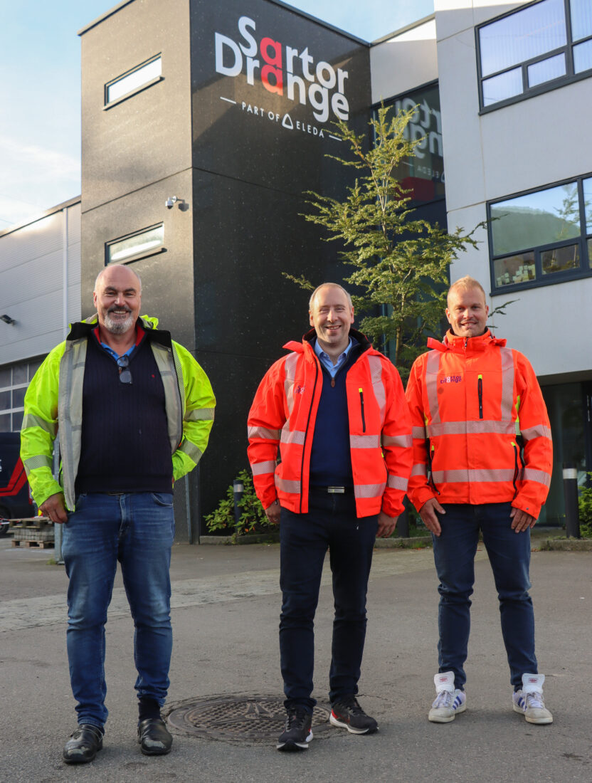 Tre karer med lang fartstid i Sartor & Drange. F.v. Kåre Bjorøy, grunnla Sartor Maskin i 1990, nå prosjektsjef, Arild Bøthun, adm.dir. og 14 år i selskapet, og Bjørn Ove Hetlevik som er både driftsleder, prosjektleder og leder av brønn- og spesialboring, og har vært ansatt i selskapet siden 1999. Skiltet på veggen bak dem viser tydelig at selskapet nå er en del av Eleda. (Foto: Njål Hagen)