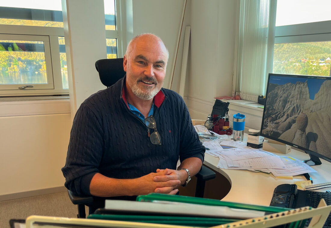 Kåre Bjorøy etablerte Sartor Maskin i 1990. Da han var 48 år i 2012 startet han prosessen med generasjonsskifte i selskapet, og lot de ansatte kjøpe stadig større del av aksjene. Den daglige driften overlot han til Arild Bøthun for sju år siden. Da selskapet ble solgt til Eleda tidligere i sommer hadde selskapet 106 aksjonærer og Bjorøys eierandel var kun 36 prosent. (Foto: Njål Hagen)