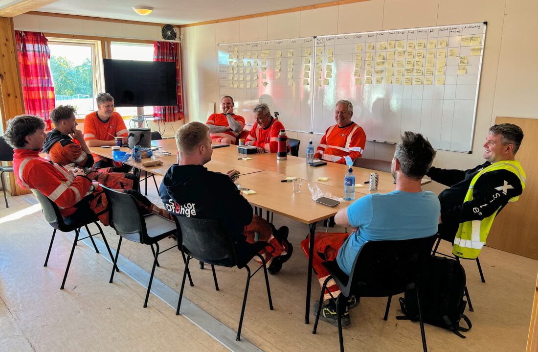 God stemning på spisebrakka. Noen av de mange Sartor & Drange-ansatte som jobber på Sotrasambandet. (Foto: Njål Hagen)