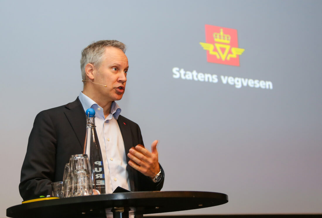 Samferdselsminister Jon-Ivar Nygård trakk spesielt fram de nyskapende prosjektene Elverhøybrua i Sunndal kommune, og Hangarbrua i Trondheim. (Foto: Runar F. Daler)