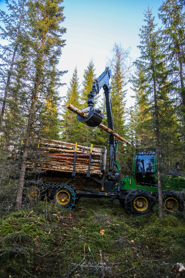 Bedriften har i dag fem hogstlag (fem hogstmaskiner og fem lassbærere), samt ytterligere tre lassbærere. (Foto: Runar F. Daler)