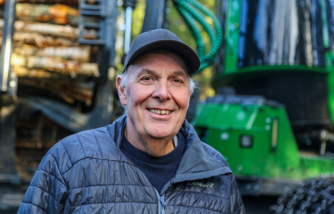 – Det å ha lærlinger bidrar til at vi i bedriften skjerper oss litt og holder oss oppdatert. De unge kommer inn og stiller spørsmål om ting, og da bør vi jo kunne svare, sier Terje Varli.(Foto: Runar F. Daler)