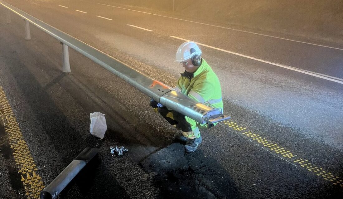 Nødåpninger som er montert i midtrekkverket på E18 ved Ørje, skal gjøre det mulig å slippe gjennom og dirigere trafikken ved store snøfall og andre alvorlige hendelser. (Foto: Ole-Johan Rudsrud/Statens vegvesen)