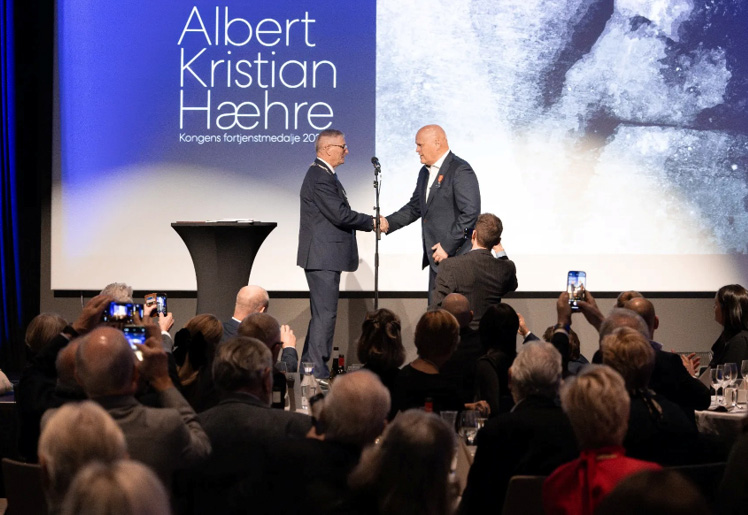 Her får entreprenør Albert Kristian Hæhre Kongens Fortjenstmedalje av fylkesordfører Tore Opdal Hansen. (Foto: Hæhre)