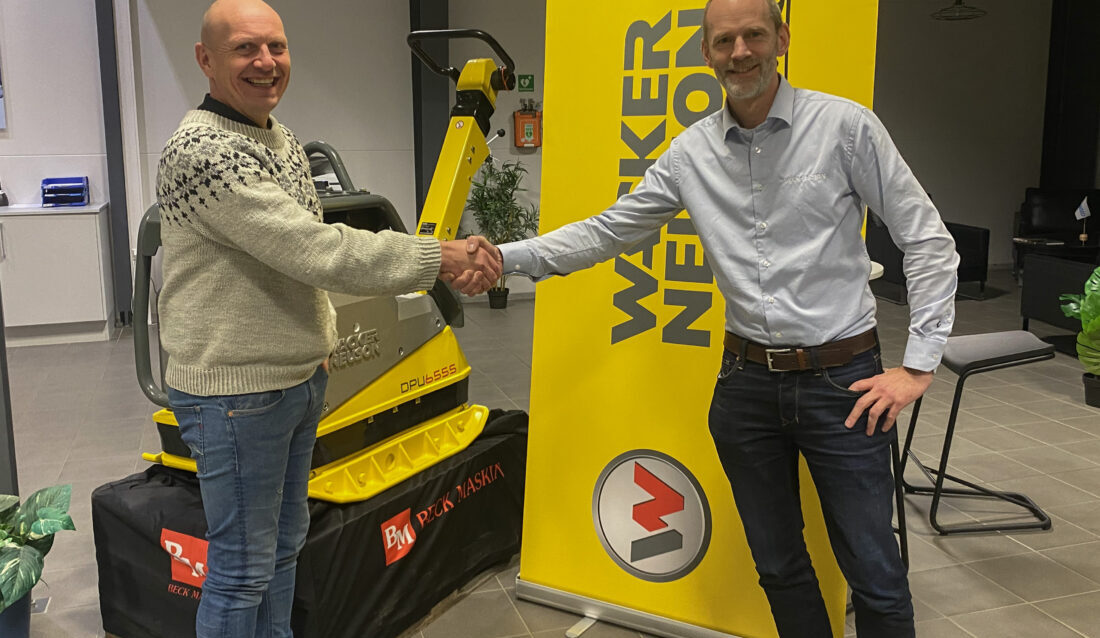 Vidar Haukalid og Christian Beck etter signering av forhandleravtale. (Foto: Beck Maskin)