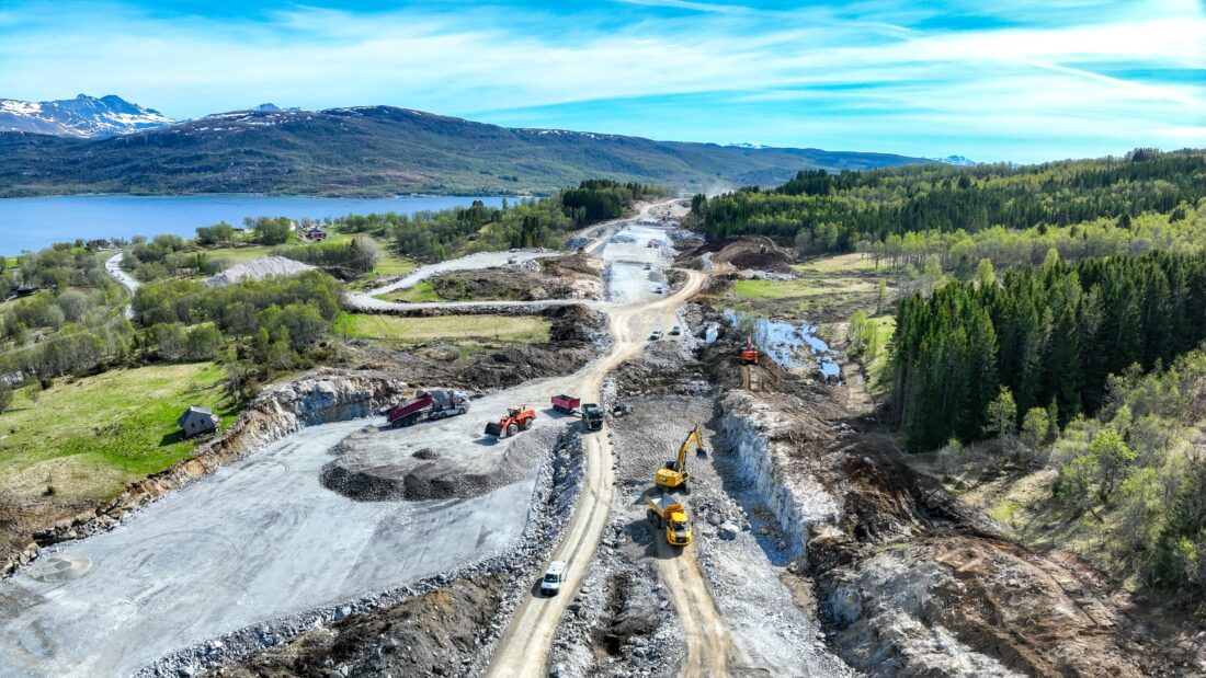 Pilotering: Våren 2025 skal den hydrogendrevne gravemaskinen settes i arbeid på OPS Hålogalandsvegen. Utbyggingen på E10 er et av Veivesenets pilotprosjekt for å teste klimasmarte løsninger og redusere miljøbelastningen ved veibygging. (Foto: Statens vegvesen)