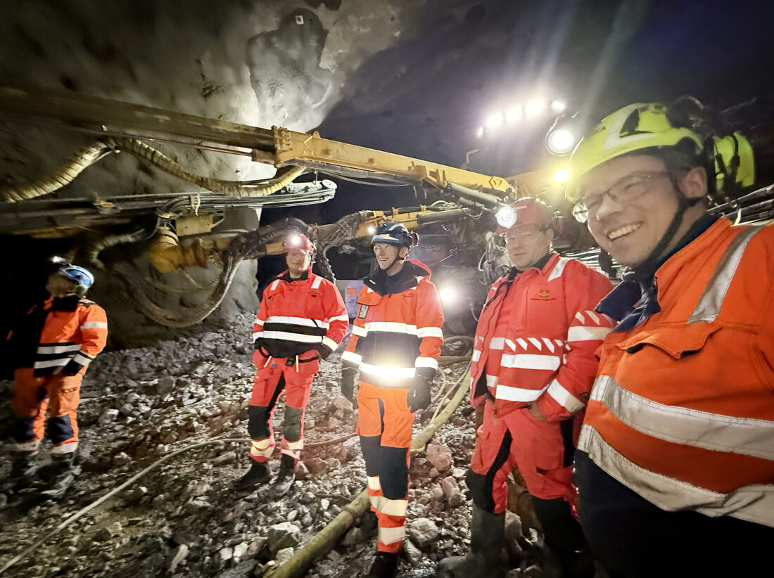 Skanska passerer 15 000 meter drevet tunnel på OPS Hålogalandsvegen. I marmorhvelvet i Gullberg øst, som vender ut mot Tjeldsundbroen står fra venstre: Statens vegvesen ved Bjørn-Einar Hansen, Hålogalandsvegen AS ved Kent Gøran Johansen, Statens vegvesen ved Henning Larsen og sprengningsbas Tore Gunnar Gundersen. (Foto: Statens vegvesen)
