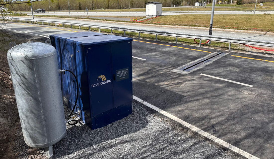 Skanneren som ligger i veien tar bilder og måler mønsterdybden på hvert dekk som passerer. (Foto: Roadguard)