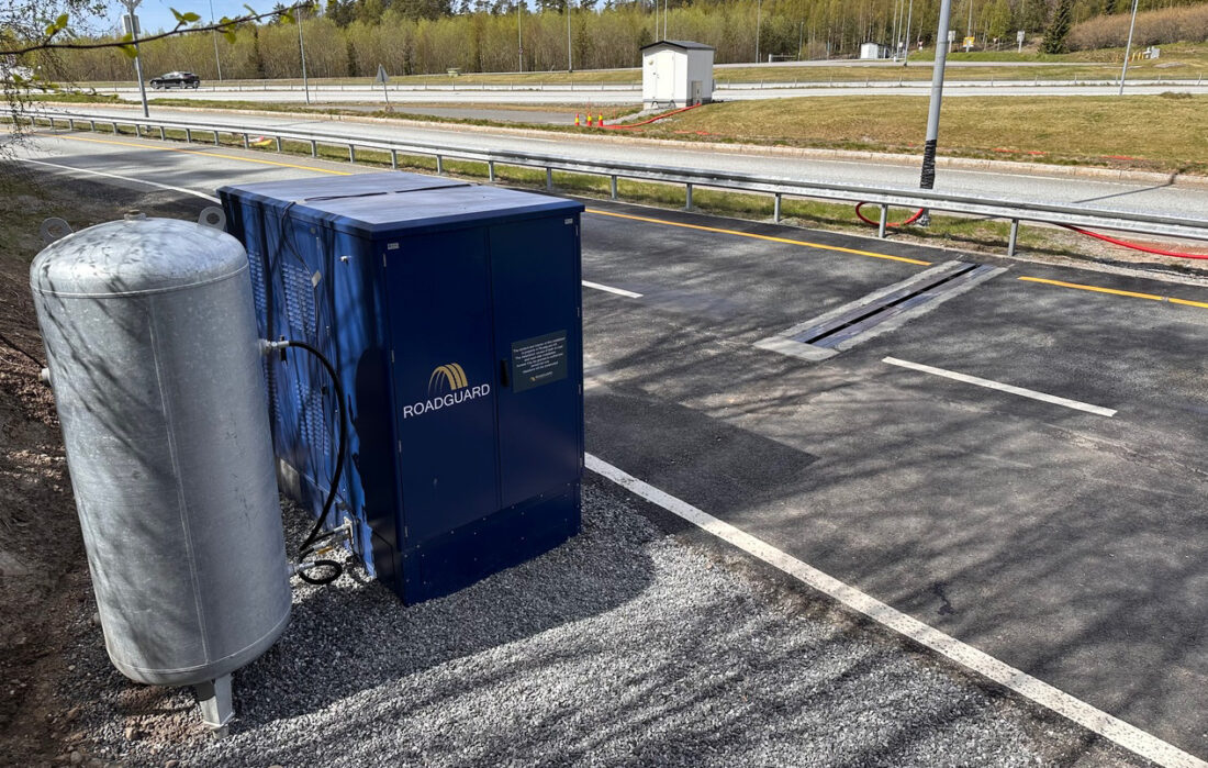 Skanneren som ligger i veien tar bilder og måler mønsterdybden på hvert dekk som passerer. (Foto: Roadguard)