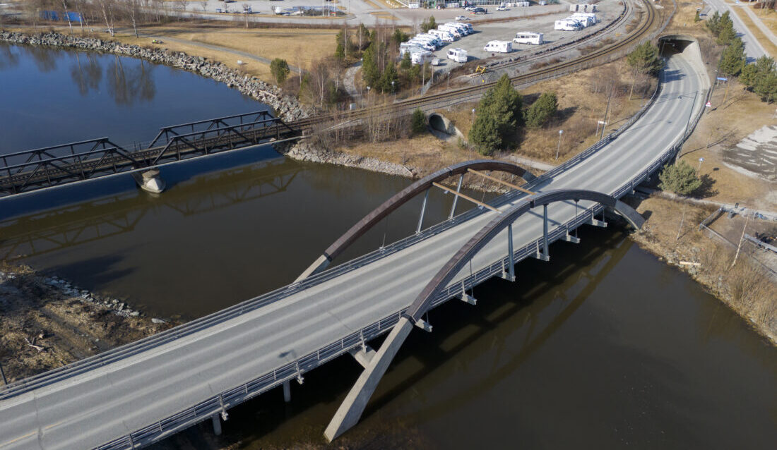 Måsørtunnelen er en kort veitunnel på 117 meter, som ligger i Steinkjer. Tunnelen leder E6 trafikken under Nordlansbanen som krysser over. På bildet ser man også Måsørbrua. Både tunnel og bro ble åpnet i 2005. E6 gjennom Steinkjer er en del av veidriftskontrakten det kjempes om. (Foto: Statens vegvesen)