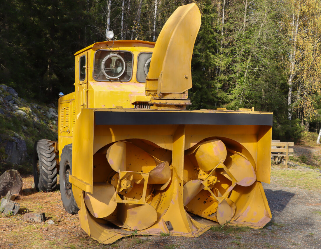 Maskinen har felles motor for fresing og framdrift, og kunne frese i maksimal snøhøyde 190 cm. (Foto: Njål Hagen)