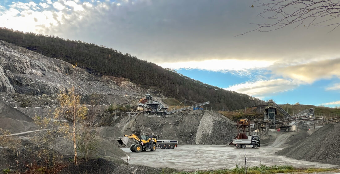 Veidekke har steinbrudd og pukkverk på Bingsa industriområde som ligger kun et steinkast unna det nye massemottaket i Alvika. Nå kan snart lastebilene ta med masse som skal gjenvinnes til Alvika og laste med seg pukk og grus på returen. (Foto: Njål Hagen)