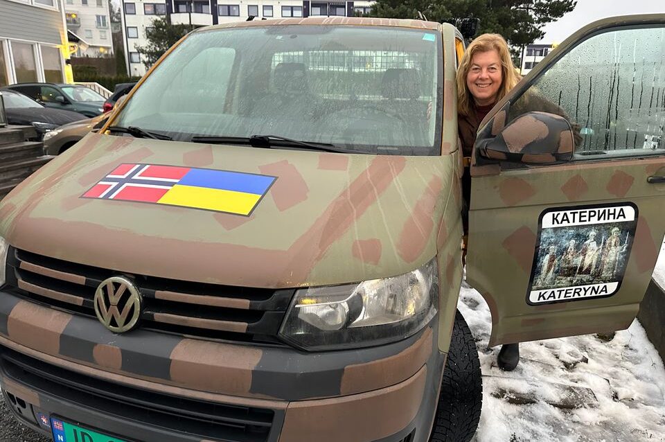 Hulda Tronstad, pressesjef i Mesta, kjører selv Mesta-bilen til fronten i Ukraina. (Foto: Mesta)