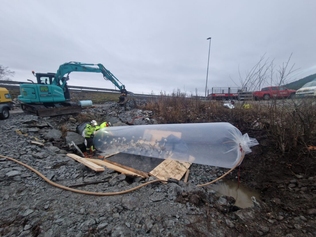 Glassfiberforingen settes under trykk og UV-lamper herder “pølsa” som er satt inn med et pigmentstoff som herder i ultrafiolett lys. (Foto: Statens vegvesen)