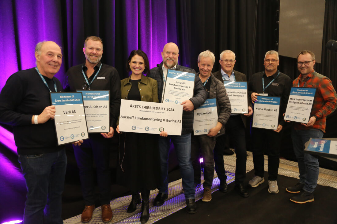 Alle de nominerte bedriftene samlet. Fra venstre: Terje Varli (Varli AS), Petter André Olsen (Petter A Olsen AS), kunnskapsminister Kari Nessa Nordtun, Lars Oddvar Aulesjord (Aarsleff Fundamentering & Boring AS), Geir Arne Hylland (Hylland AS), Franzefoss Pukk AS Trøndelag, Sturla Nyutstumo (Kvina Maskin AS) og Nicolai Kulseng-Varmedal (Maskinentreprenør Herbjørn Nilssen AS). (Foto: Runar F. Daler)