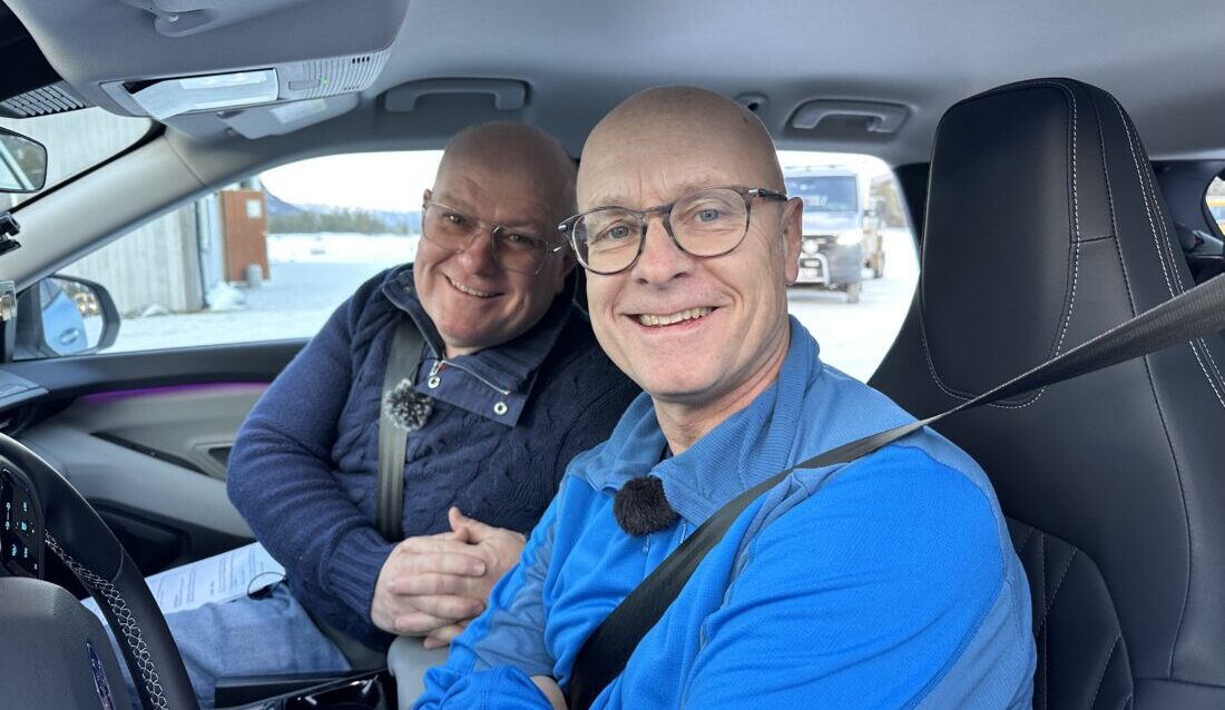 Autofil-gutta Jan Erik Larssen og Tommy Rustad er sammen igjen og fronter nå sammen med Elin Marie Sveen filmene som vil gå i sosiale media om vinterdrift og vinterkjøring. (Foto: Eli Ramstad/Statens vegvesen)
