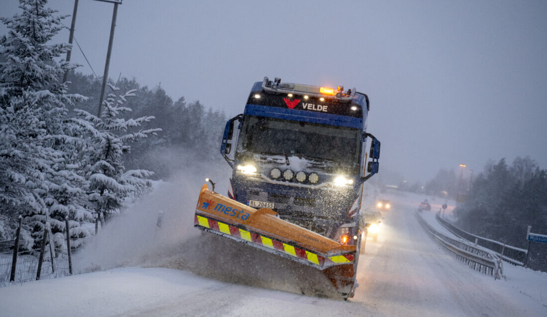 Vinterdriften har stor betydning for framkommelighet og trafikksikkerhet på veiene, og er en viktig oppgave i driftskontrakten. (Foto: Statens vegvesen)