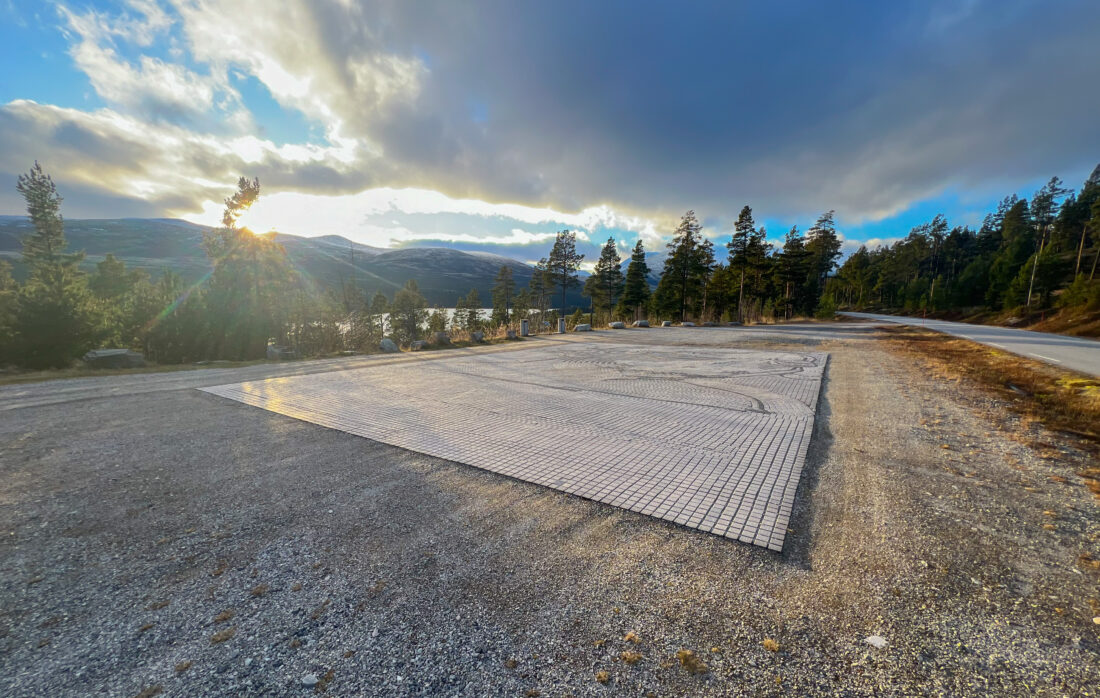 På denne rasteplassen langs fv. 27 gjennom Rondane nasjonalpark er det brukt langreist importert kinesisk stein. (Foto: Njål Hagen)