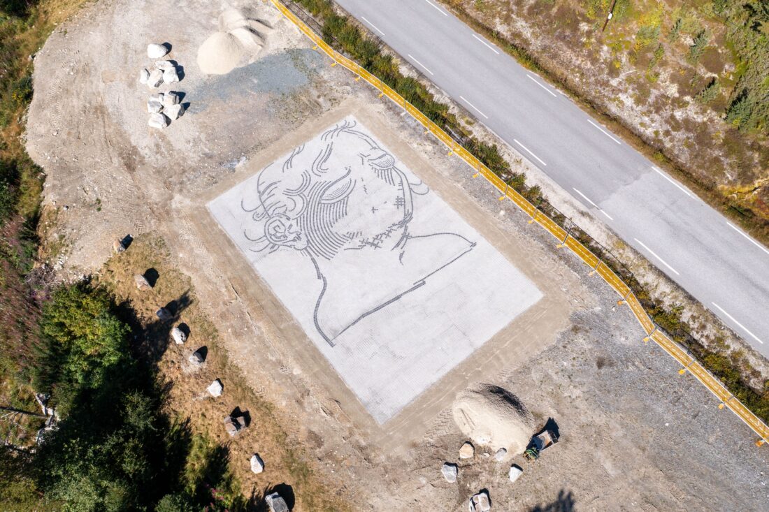Matias Faldbakkens kunstverk Skyldner, Nasjonal turistveg Rondane. Kunstverket åpnet 16. september 2022, og er et mosaikkverk på 260 m2 flatt på bakken.Det ferdige verket er utført i lys og mørk granitt, og er satt sammen av 26 000 steiner á 10x10 cm og arbeidet måler 20x13 meter. (Foto Harald Christian Eiken/Statens vegvesen)
