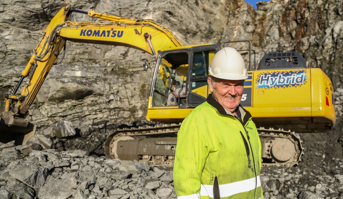 DREVEN: Harry Opheim har opplevd litt av hvert etter nesten 60 år i bransjen. Her er han på jobb på steinbruddet til Stryn Pukk. (Foto: Runar F. Daler)