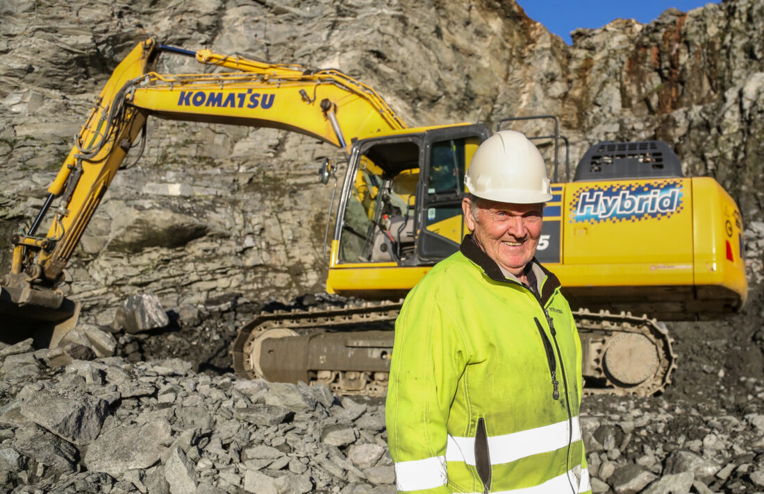 DREVEN: Harry Opheim har opplevd litt av hvert etter nesten 60 år i bransjen. Her er han på jobb på steinbruddet til Stryn Pukk. (Foto: Runar F. Daler)