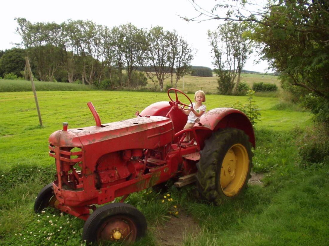 Jenny vokste opp på en gård i Lindesnes kommune, og hun fattet tidlig interesse for gårdsdriften, spesielt traktorkjøring. (Privat foto).