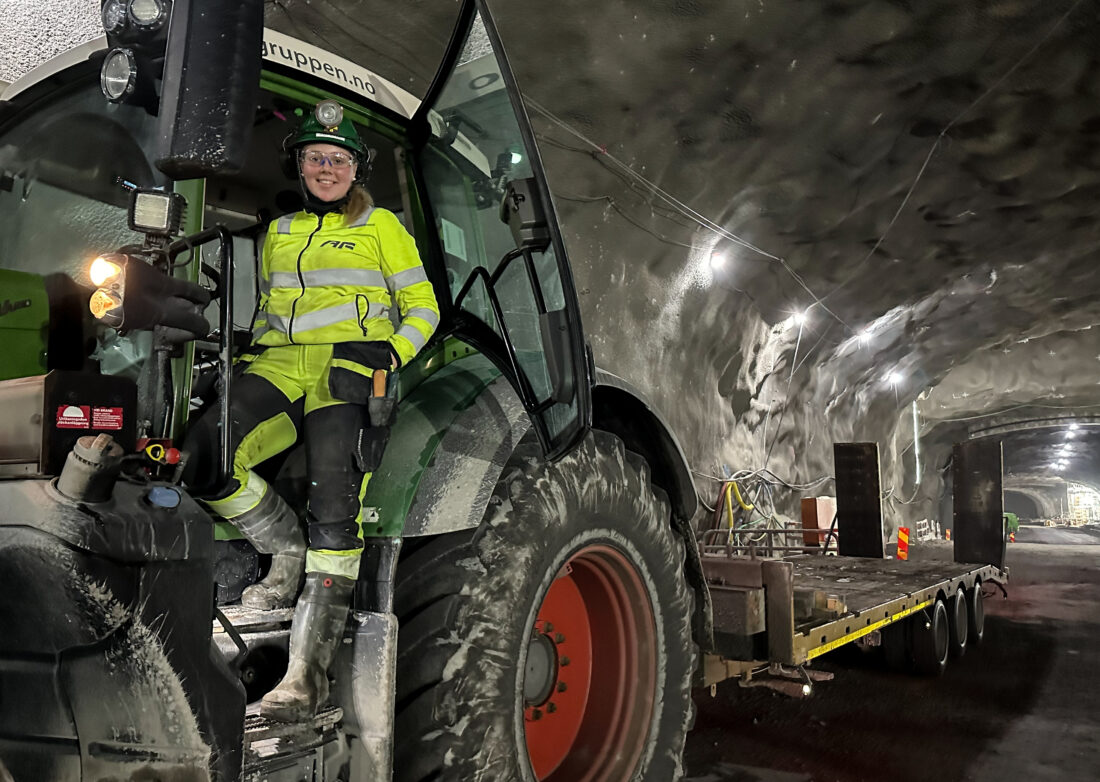 I dag er hun fast traktorfører for AF Gruppen på Sveriges største infrastrukturprosjekt, og har det som plommen i egget.(Foto: Runar F. Daler)