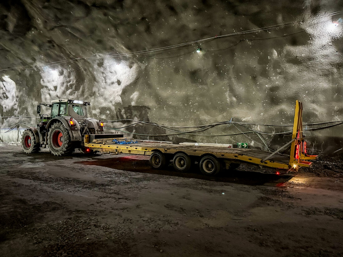 Til traktoren har Jenny både dumperhenger til stein og annen massetransport, og maskintralle til maskinflytting og frakting av rør, materialer, dieseltank og diverse utstyr. Da Anleggsmaskinen var på besøk, var det maskintrallen som var i bruk. (Foto: Runar F. Daler)