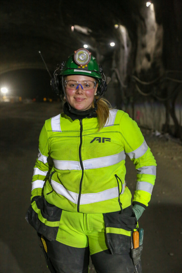 På skiftet til Jenny er det bare én annen dame, blant 15 personer. – Det tenker jeg egentlig ikke noe særlig over. Jeg har uansett alltid gått bra sammen gutta, sier hun. (Foto: Runar F. Daler)