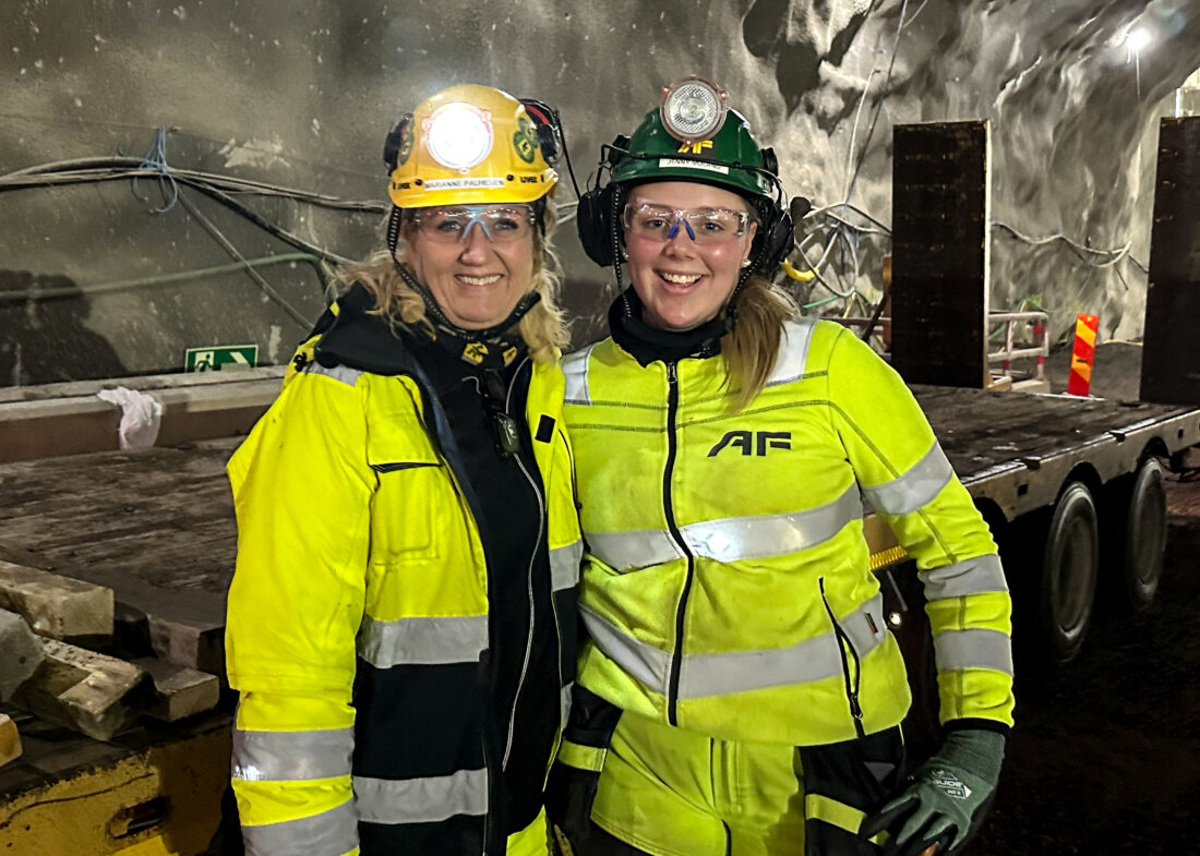 Humøret var på topp da Jenny møtte på HMS-leder Marianne Palmesen nede i tunneldypet.(Foto: Runar F. Daler)