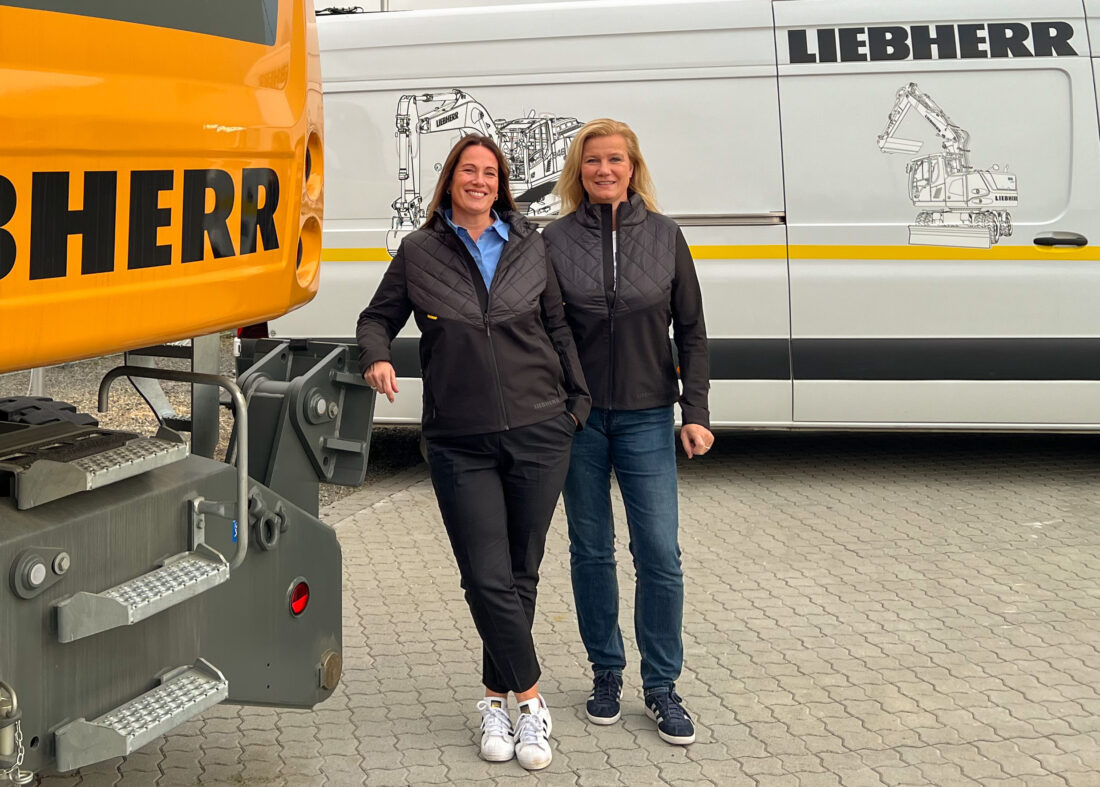 (76_Liebherr-1): Kristin Monsen (t.v.), salgsdirektør, og Marianne Råge, markedssjef, i Liebherr-Norge har som mål at det skal bli mange flere Liebherr-maskiner på det norske anleggsmarkedet. (Foto: Njål Hagen)