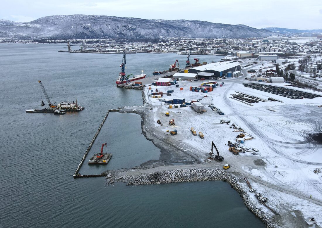 Mudringsarbeidet ved Langneset er fullført som en del av prosjektet for ny dypvannskai i Mo i Rana, som skal øke havnekapasiteten og bedre tilgjengeligheten. (Foto: Vest Betong AS)