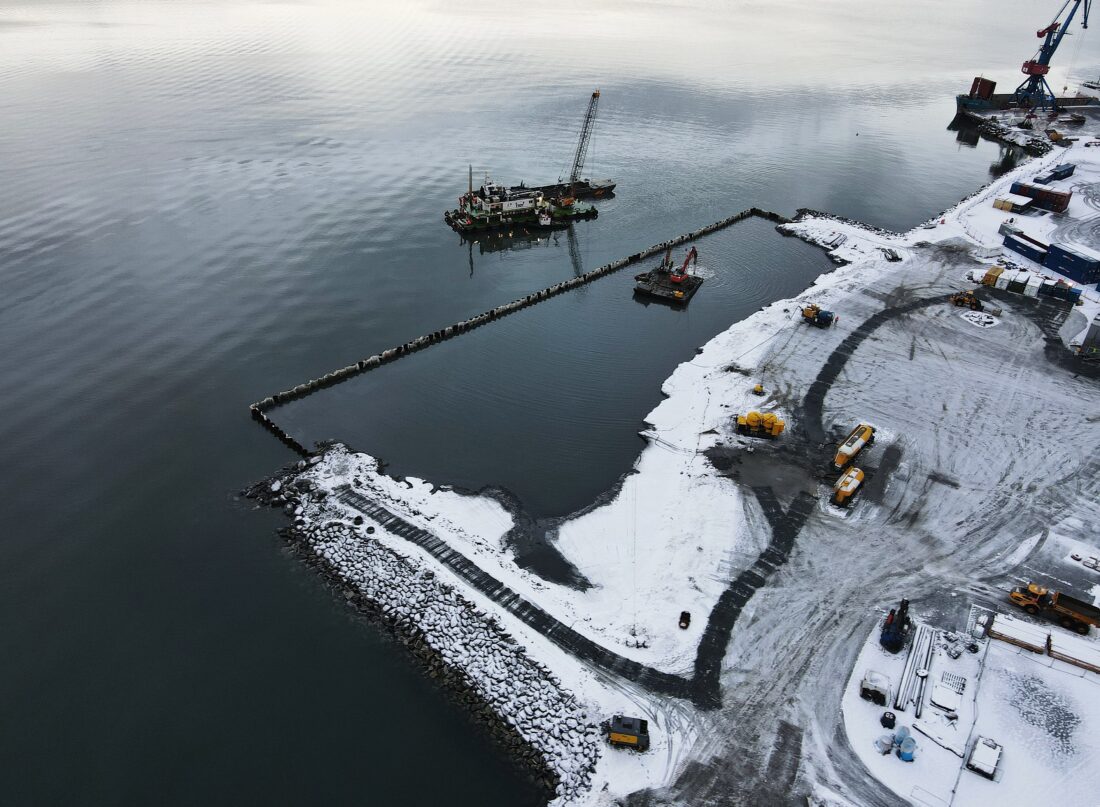 Fra mudringsarbeidet for ny dypvannskai ved Langneset, for å øke godskapasiteten og styrke næringsutviklingen i regionen. (Foto: Vest Betong AS)
