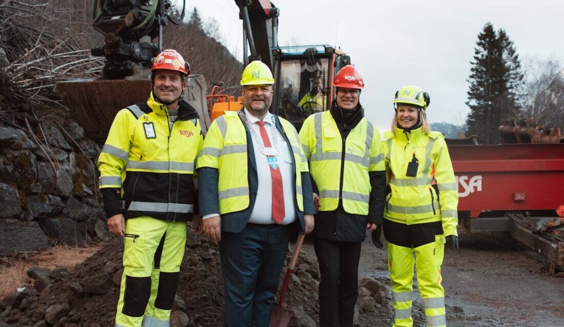 Fra venstre: Bjørn Risa, daglig leder i Risa AS, Roald Aga Haug, ordfører i Ullensvang kommune, Jon-Ivar Nygård, samferdselsminister og Anette Aanesland, administrerende direktør i Nye Veier. (Foto: Kristoffer Skogheim)