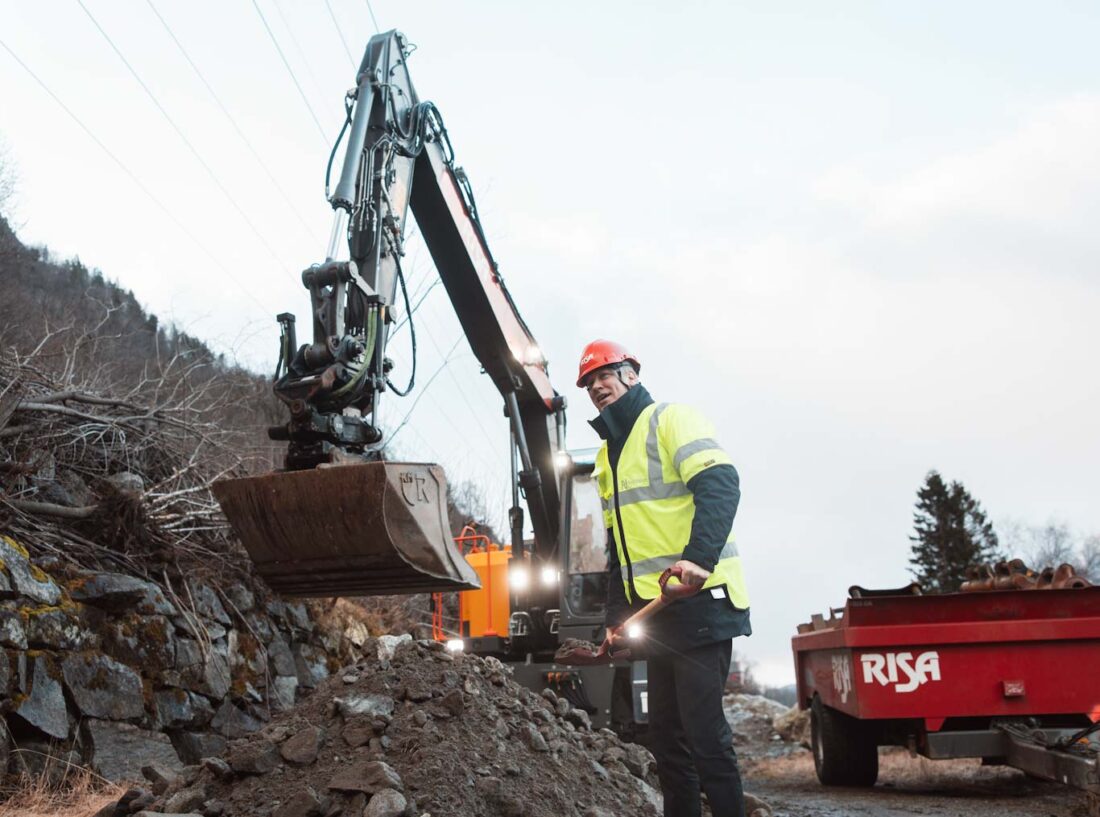Samferdselsminister Jon-Ivar Nygård tar første spadetak på utbedringen av riksvei 13 mellom Odda og Tyssedal i Ullensvang kommune. (Foto: Kristoffer Skogheim)