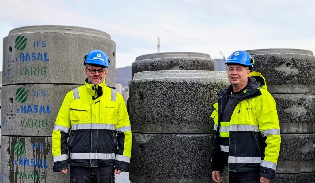 Produksjonsleder Jostein Fosse (t.v.) og formann Edin Jakupovic i Ølen Betong. (Foto: Ølen Betong)