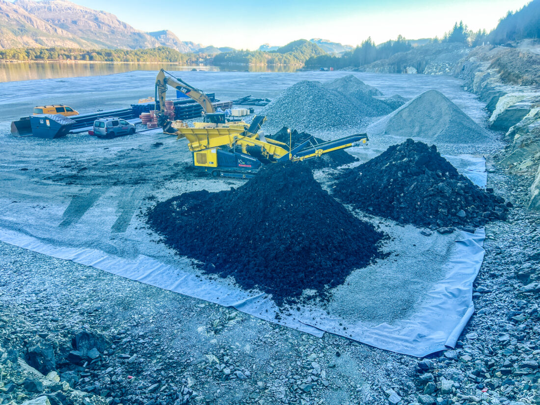 Jordmassene graves opp, grovsorteres for å fjerne store steiner, og mellomlagres før de går gjennom et sorteringsverk og SoilSteams jorddampemaskin. (Foto: Soilsteam International)