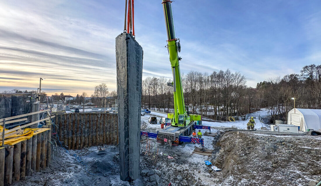 Fjellblokka som ble løftet opp er hele 12 meter høy. Den er kileformet, med ca. 1,3x1,3 meter på toppen og 1x1 meter i bunnen, og veier ca. 36 tonn. (Foto: Runar F. Daler)