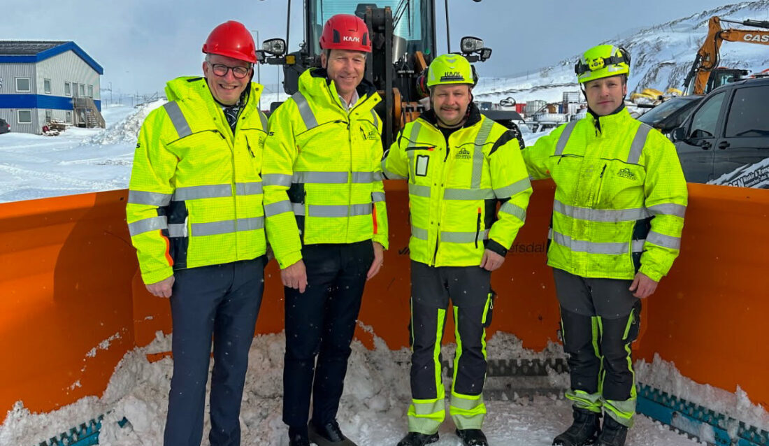Olje- og energiministeren besøkte MEF-medlem Larsen Maskin & Transport AS under besøket i Hammerfest. Fra venstre: Kjell Giæver, daglig leder for Arctic Energy Partners, Terje Aasland (Ap), olje- og energiminister, Svend Ingvar Hoel Larsen, daglig leder i Larsen Maskin & Transport AS, og Magnus Dalheim, maskinfører og hovedtillitsvalgt i Larsen Maskin & Transport AS. (Foto: Larsen Maskin & Transport)