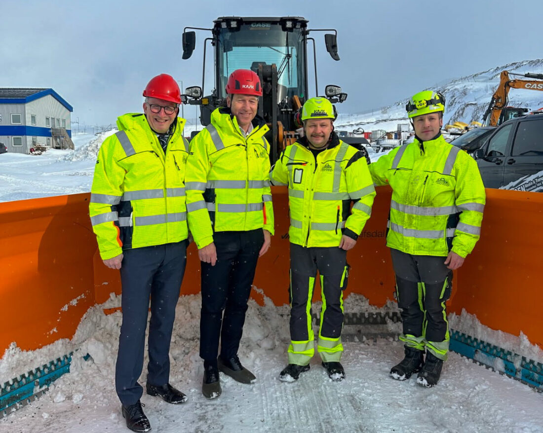Olje- og energiministeren besøkte MEF-medlem Larsen Maskin & Transport AS under besøket i Hammerfest. Fra venstre: Kjell Giæver, daglig leder for Arctic Energy Partners, Terje Aasland (Ap), olje- og energiminister, Svend Ingvar Hoel Larsen, daglig leder i Larsen Maskin & Transport AS, og Magnus Dalheim, maskinfører og hovedtillitsvalgt i Larsen Maskin & Transport AS. (Foto: Larsen Maskin & Transport)