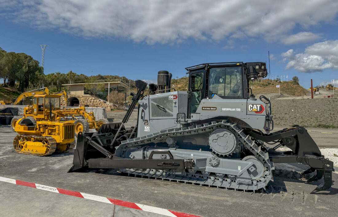 Totalt ni dosere fra D2 til D9 er oppgradert til Next Gen, og D8 er den nyeste. Denne D6’en er lakkert i jubileumsfargen «Centennial Grey». (Foto: Njål Hagen)