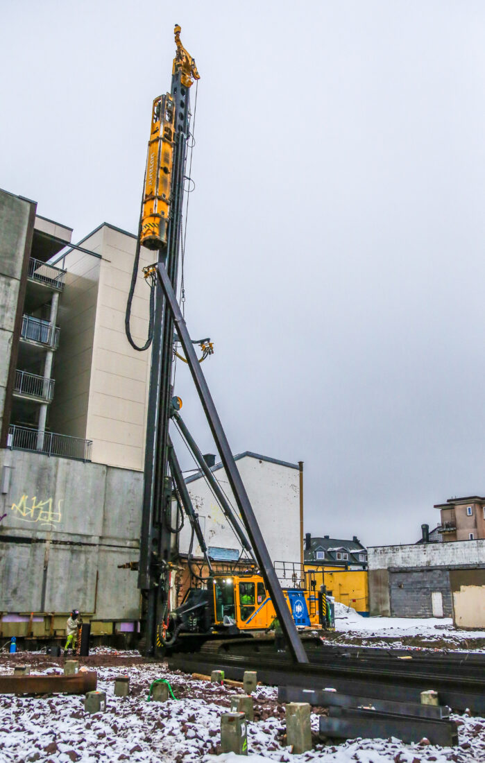 Den batterielektriske peleriggen sørger for at 36 kommende boliger i Sandefjord sentrum blir solid fundamentert. (Foto: Runar F. Daler)