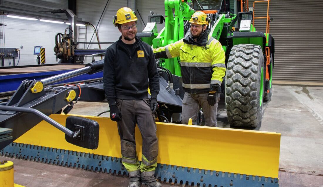 I AF Maskins store sveisehall på Haga i Akershus er prototypen montert på en elektrisk hjullaster av merket LiuGong. Olaf Kuskemoen og Jon Lunderby har tro på høvelskjæret. (Foto: AF)