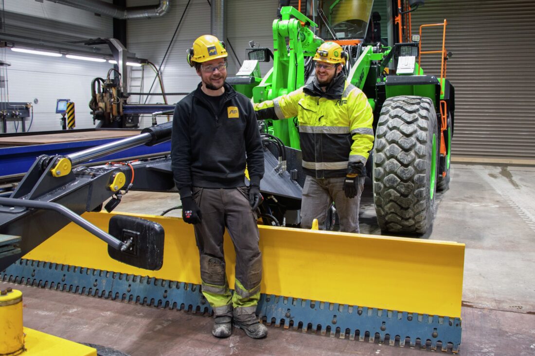 I AF Maskins store sveisehall på Haga i Akershus er prototypen montert på en elektrisk hjullaster av merket LiuGong. Olaf Kuskemoen og Jon Lunderby har tro på høvelskjæret. (Foto: AF)