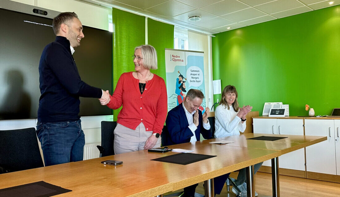 Nå kan arbeidene starte. Fra venstre: daglig leder Espen Snipen fra Isachsen AS, prosjektsjef i Statens vegvesen, Anne-Grethe Nordahl, samferdselsminister Jon-Ivar Nygård og byggeleder i Statens vegvesen, Jorunn Olsen. (Foto: Bypakke Nedre Glomma)