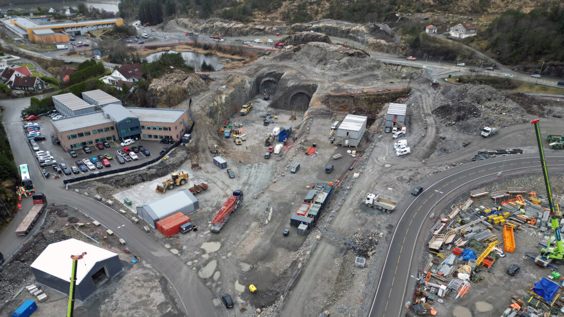 Dronefoto som viser Knarreviktunnelen ved forskjæringen på Valaskiftet (omtrent midt i bildet). I bakgrunnen ser vi dagens riksvei 555, og til venstre Sotra Links kontorer. (Foto: Statens vegvesen)