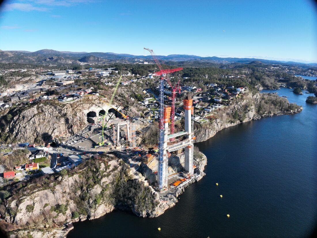 Brotårnene i Drotningsvik på Bergensiden. Her kommer den nye riksveien rett ut på Nye Sotrabro. Tunnelløpet lengst til venstre er gang- og sykkeltunnel. Nye Sotrabro blir Norges første firefelts hengebro. Broa får gang- og sykkelfelt. Når broa står ferdig blir den Norges bredeste hengebro med en bredde på ca. 30 meter. (Foto: Statens vegvesen)