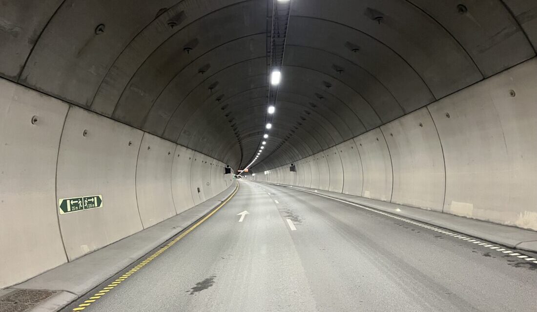 Statens vegvesen har oppgradert 200 tunneler i hele landet, og de neste seks årene planlegges oppgradering av 20 nye tunneler. Da vil Agder, Telemark, Vestfold, Møre og Romsdal og Trøndelag være i mål med sine tunnelutbedringer. (Foto: Eivind Austnes/Statens vegvesen)
