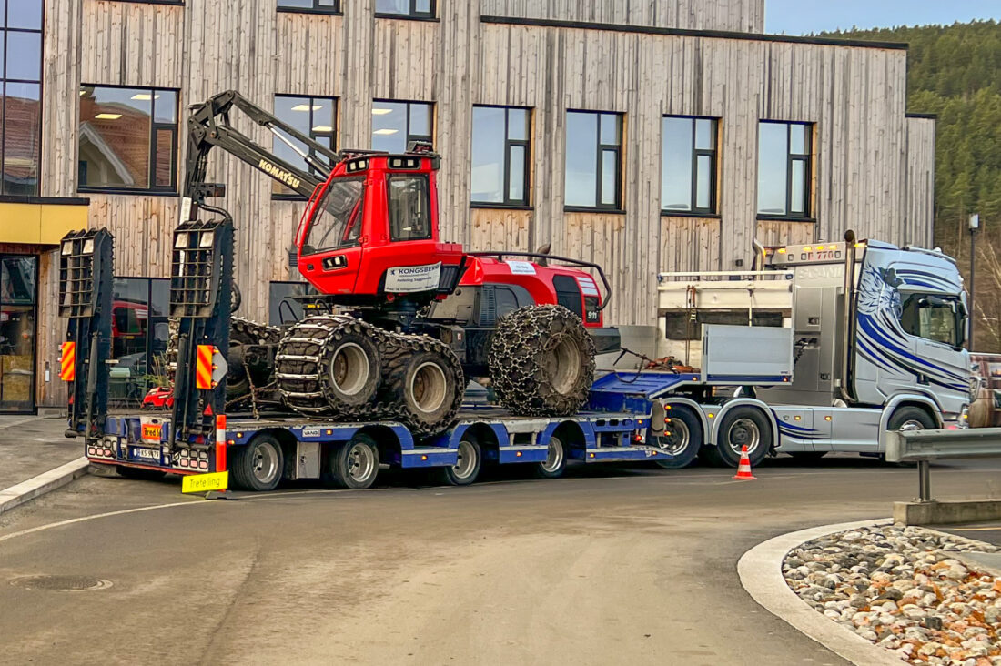 Maskinentreprenørenes Forbund (MEF) har i mange år jobbet for å få endret regelverket slik at skogsmaskinentreprenørene kan ta med ekstra dieseltank når skogsmaskinene fraktes ut og inn av skogen. (Foto: Njål Hagen)