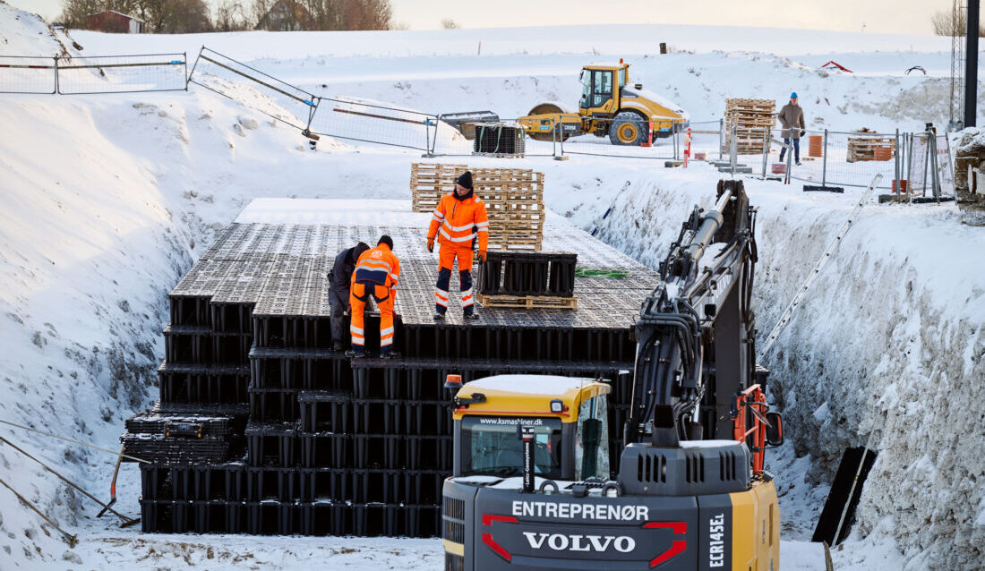 For å fremtidssikre områdene rundt Thisted Varmeforsyning mot de mengdene nedbør som klimaendringene fører med seg, leverte Wavin et infiltrasjonsmagasin bygget med AquaCell overvannskassetter. (Foto: Wavin)